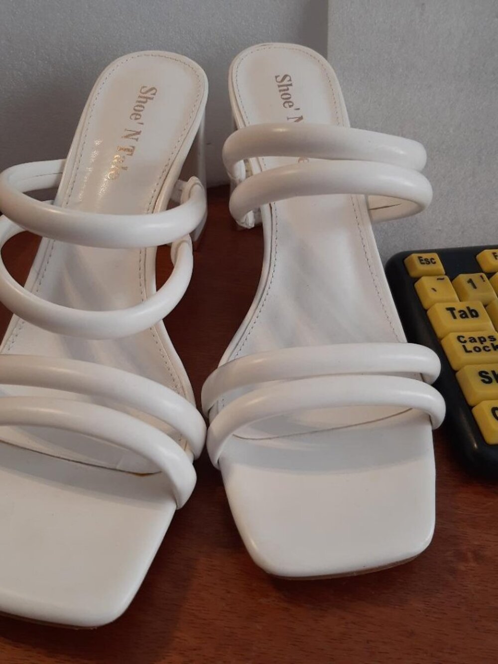 Shoe' N Tale Mid Block Heel Sandal Double Strap White Size 10 Worn Once